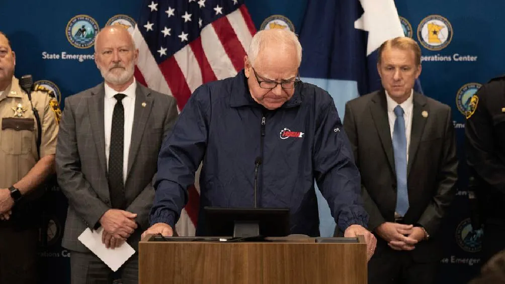 Tim Walz, calificó el ataque como un &quot;acto de violencia política selectiva&quot;/ AP