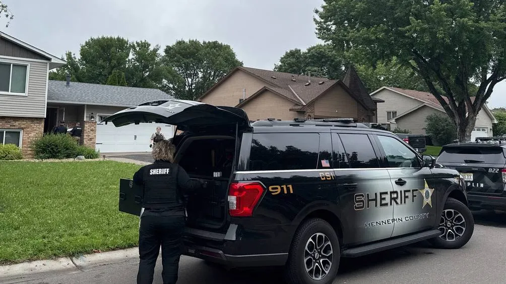 La policía y las fuerzas del orden investigan la casa del senador John Hoffman y su esposa./ AP