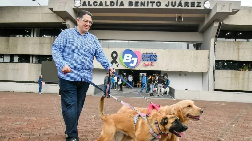 El alcalde de Benito Juárez, Luis Mendoza, acudió a trabajar con dos de sus cuatro mascotas; Napa y Benita. | IG: @luismendozabj