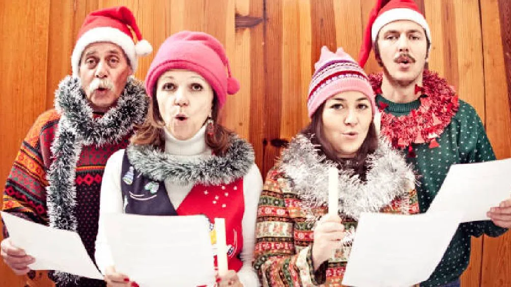 La Navidad se distingue por sus calles iluminadas, el frío y el ponche, pero su verdadera magia radica en los villancicos.| Pixabay