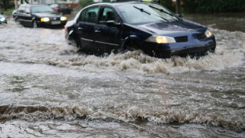 No conduzcas por áreas inundadas. / iStock