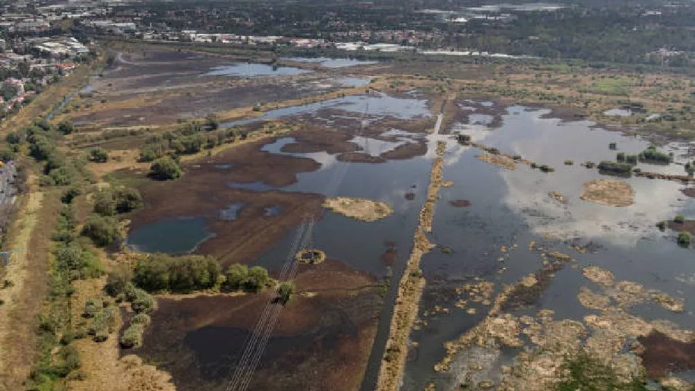 Estanque de regulación de agua en el área urbana de la Ciudad de México. / iStock