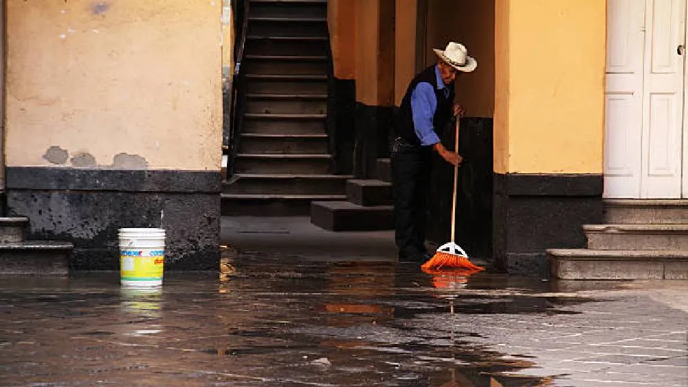 Barre tu calle y coladera para evitar inundaciones. / iStock