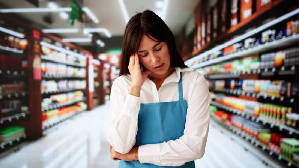 Permitir pausas o el uso de sillas mejora la salud física, reduce el ausentismo y favorece un entorno laboral más justo.| iStock
