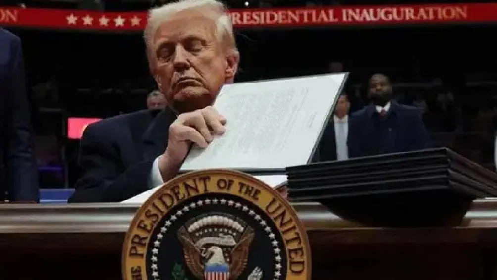 El presidente Donald Trump ha expresado su intención de conceder indultos a las personas condenadas por el asalto al Capitolio. | REUTERS