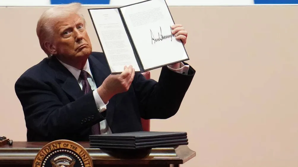 Los calificó como "patriotas malinterpretados" y "víctimas de un sistema judicial politizado". | x