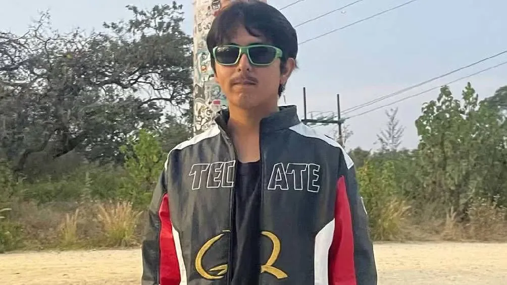 Macario Martínez, un joven barrendero de 23 años de la Ciudad de México, ha ganado popularidad en TikTok. | IG