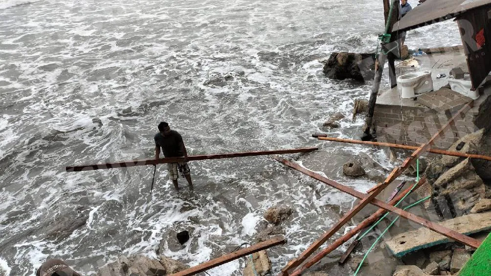 El fuerte oleaje arrasó con la infraestructura de al menos cinco restaurantes junto a la playa. / X:@elsurdeguerrero