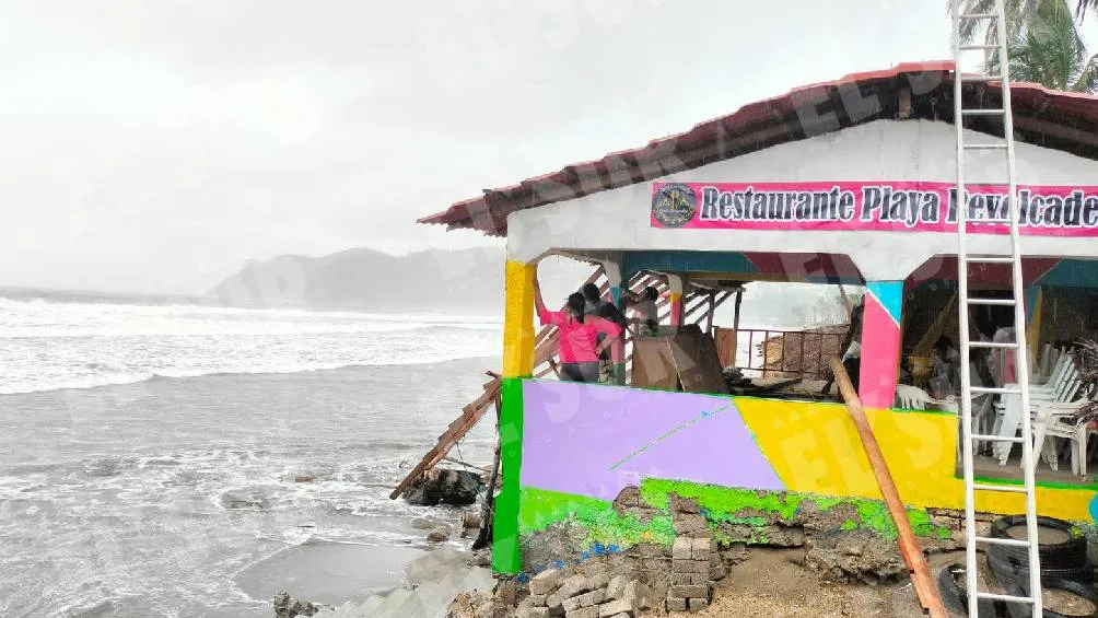 Restaurante Playa Revolcadero sufre afectaciones por oleaje. /X: @elsurdeguerrero