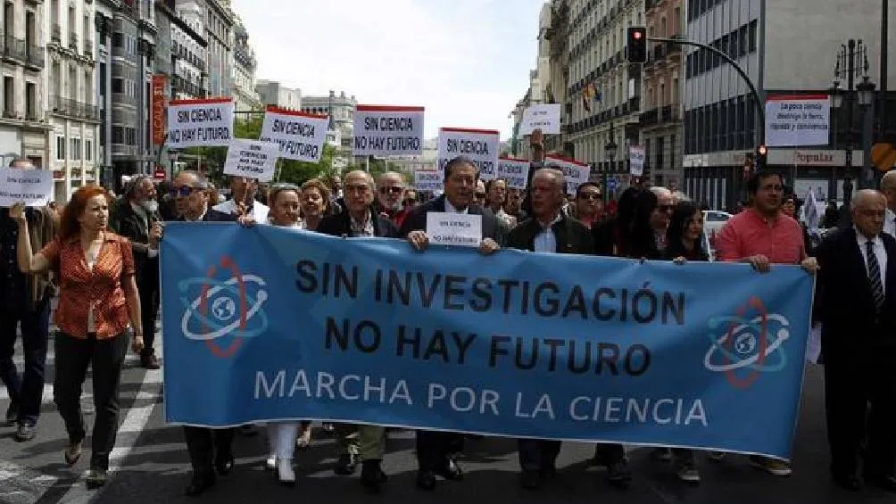 En 2017, se realizó la primera &quot;Marcha por la Ciencia&quot; no partidista en el Día de la Tierra.| El País