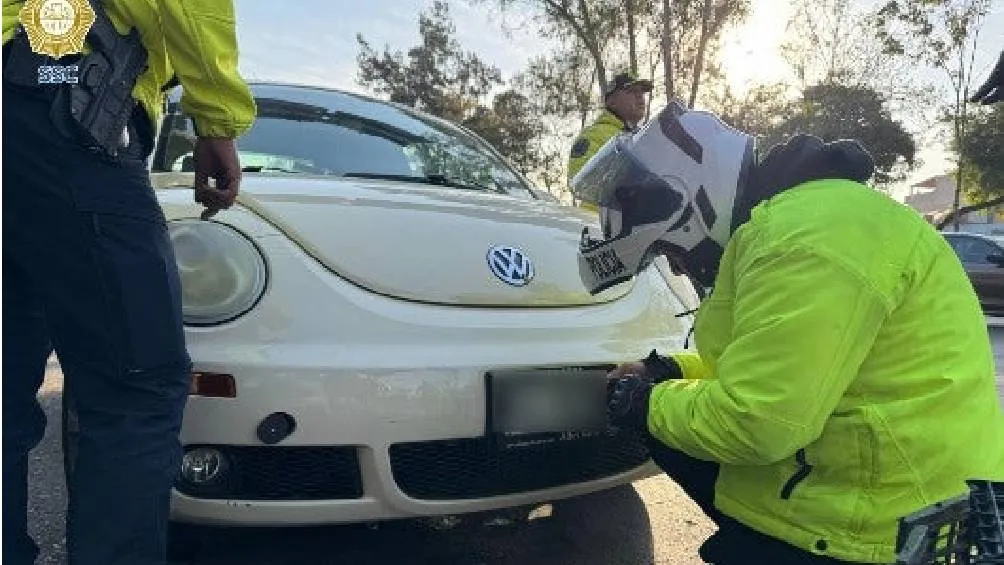 El Artículo 45 del Reglamento de Tránsito exige que las placas de los vehículos sean siempre visibles./ SSC