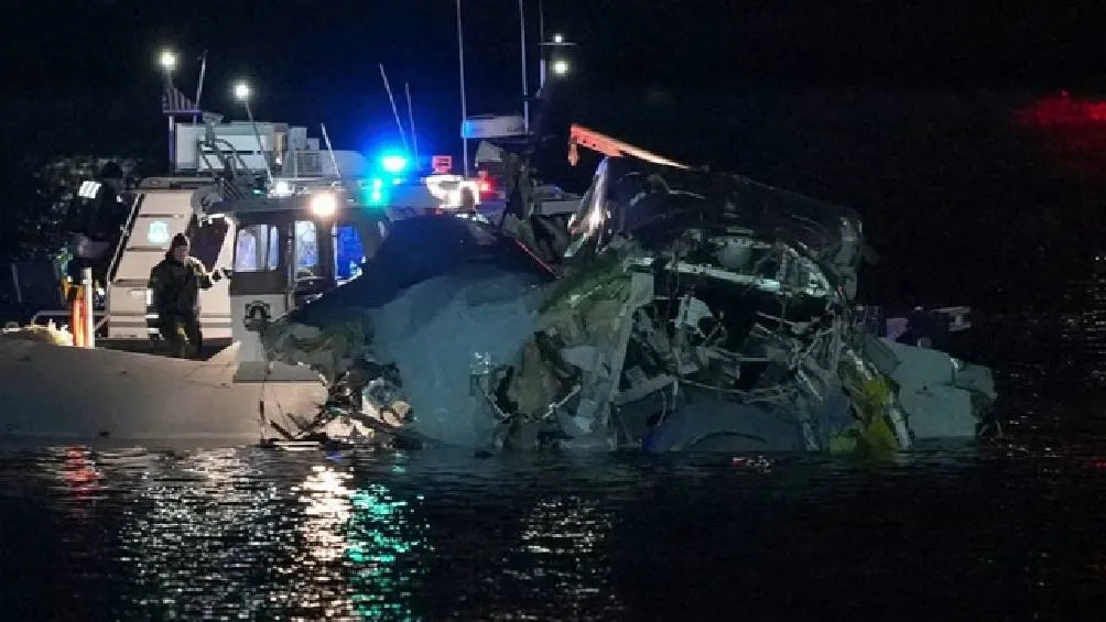 El 29 de enero, un choque entre un avión de American Airlines y un helicóptero de la policía en el Aeropuerto Nacional Reagan. | X