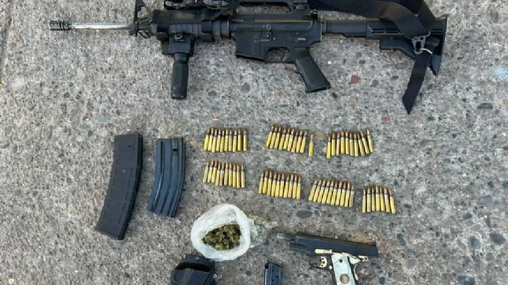 El joven de 19 años fue arrestado por fuerzas federales tras una revisión de su vehículo, donde se halló un arma de fuego corta. | SSCP