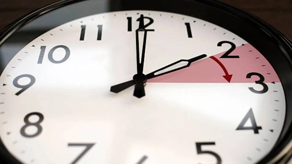 La propuesta busca adelantar una hora el reloj para igualar el huso horario con Cancún, Quintana Roo. | iStock