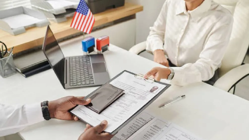 Las cuentas deben ser públicas durante todo el proceso migratorio, incluyendo su vigencia y renovación./ iStock