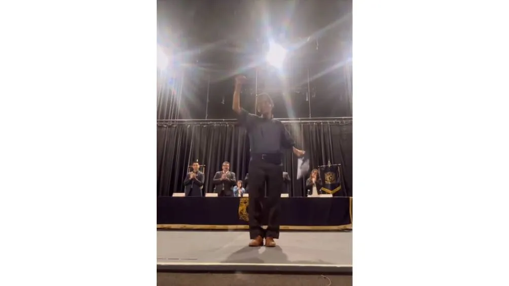 Papá de Miguel Ángel agradecido con la comunidad durante la entrega de diplomas. / IG: miguel_hernandezh