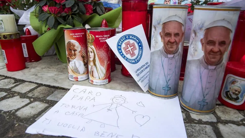 Los doctores no han informado cuándo podrá salir del hospital el líder espiritual . / X