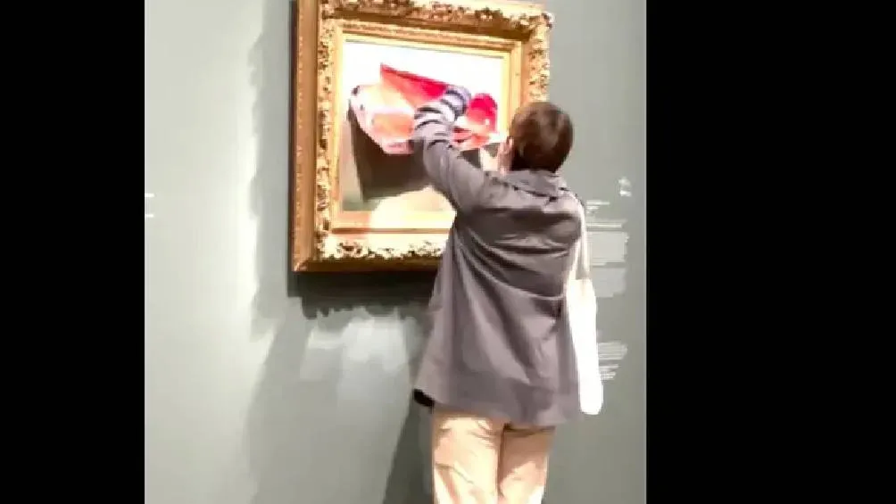 El primero de junio de 2024, la mujer pegó un cartel rojo "de unos 50 centímetros de largo" que representaba un paisaje apocalíptico. | X