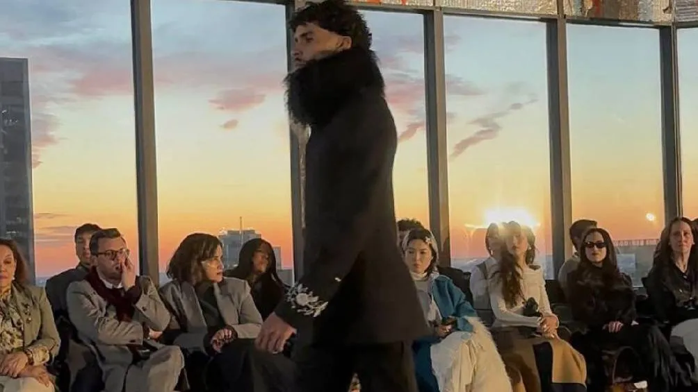 Bernie Martínez, hermano de Bad Bunny, participó en el desfile para la marca mexicana Campillo. / IG