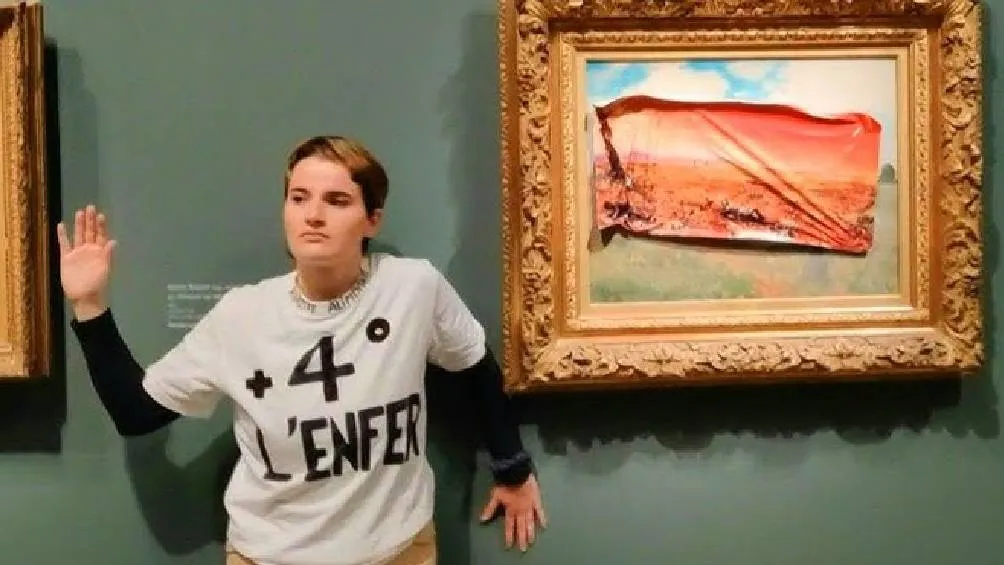 La justicia francesa absolvió este martes a la activista ecologista que pegó un cartel sobre el cristal que protege el cuadro "Coquelicots. | X