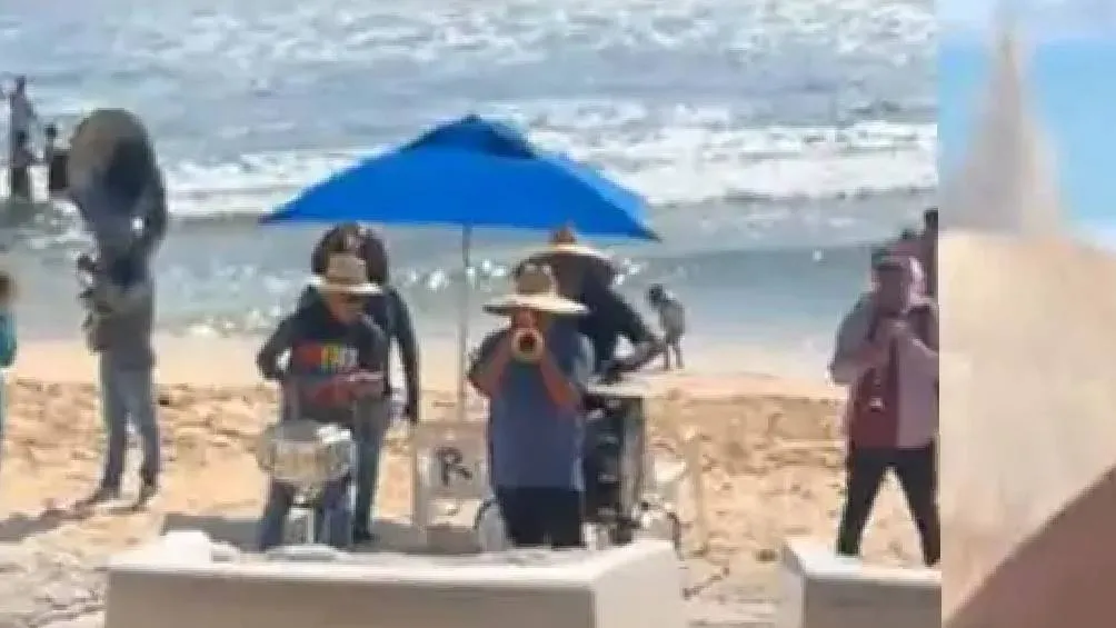 Un video viral en TikTok muestra a un hombre estadounidense mayor cubriéndose los oídos mientras disfruta de una banda en vivo en Mazatlán, Sinaloa. | Captura de pantalla