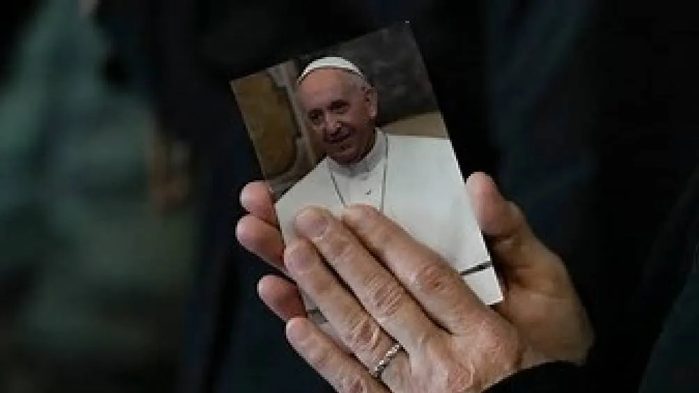 la salud del pontífice, quien, a la edad de 88 años, fue hospitalizado el 14 de febrero debido a una bronquitis. / RS