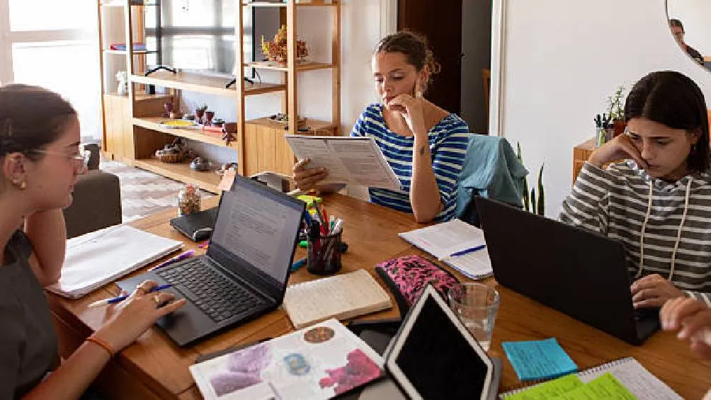 Uno de los factores clave que explican la caída de la UNAM en el ranking es su limitada internacionalización. / iStock
