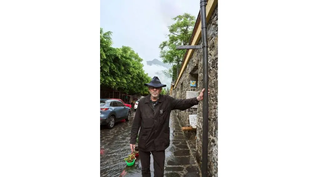 Tim Burton es su visita a Tepoztlán. | Redes sociales
