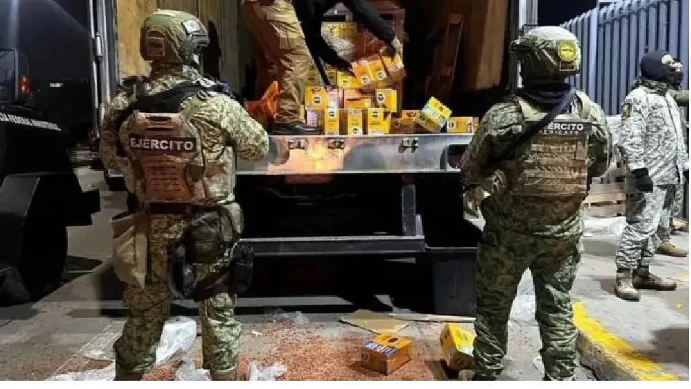 Las fuerzas armadas de México incautaron cuatro toneladas de metanfetaminas ocultas en paquetes de alimento para perros. FGR