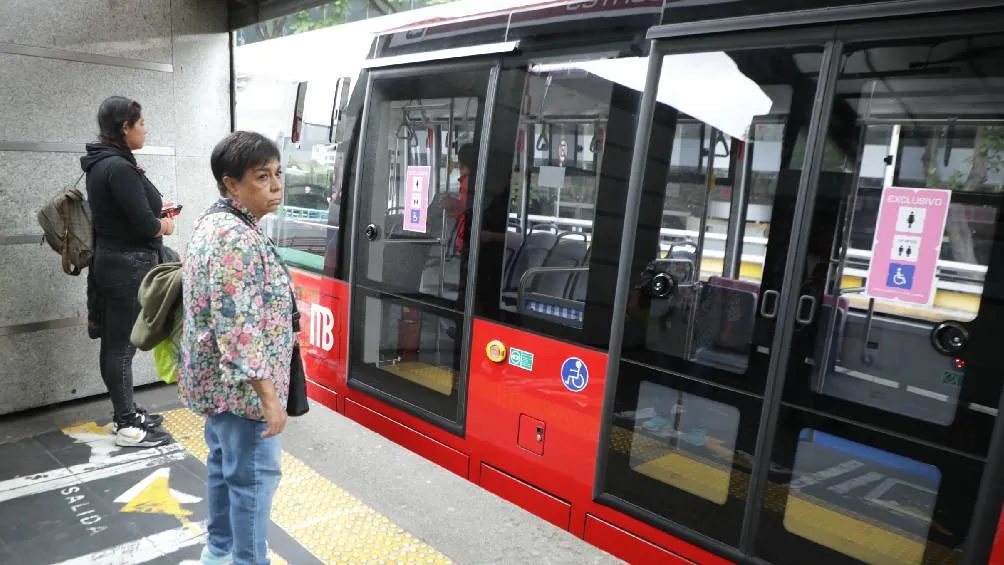 El sistema de transporte público Metrobús de la Ciudad de México estrena unidades “unicas en el mundo”. / X: @ClaraBrugadaM