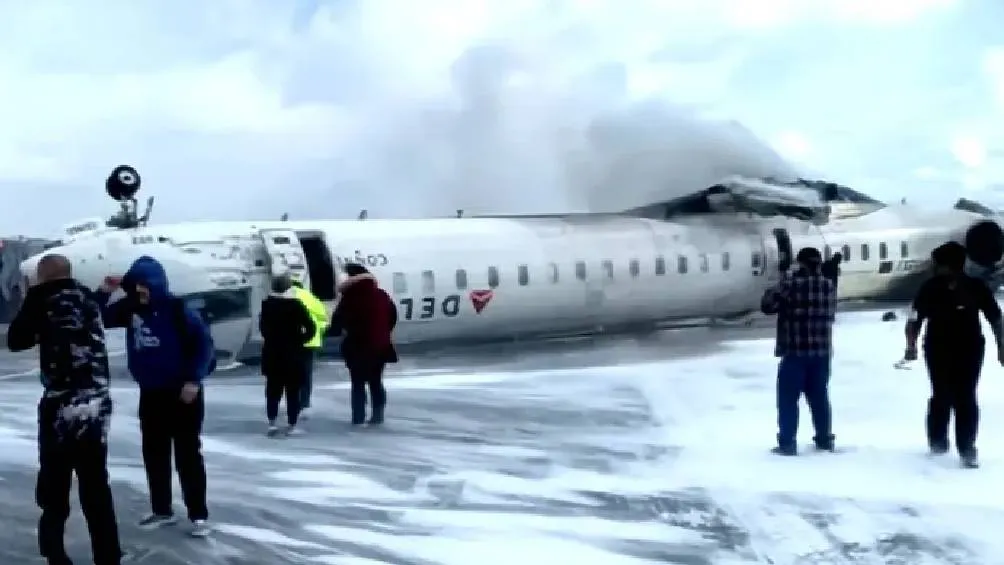 Un avión de Delta Airlines que venía de Minneapolis tuvo un accidente al volcarse al aterrizar en el Aeropuerto Internacional de Toronto Pearson / RS