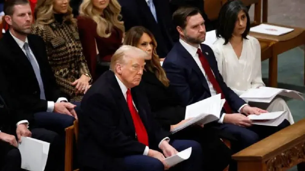 El presidente Donald Trump, acompañado por su esposa Melania, asistió a una misa en la Catedral Nacional de Washington el 21 de enero de 2025. | AP