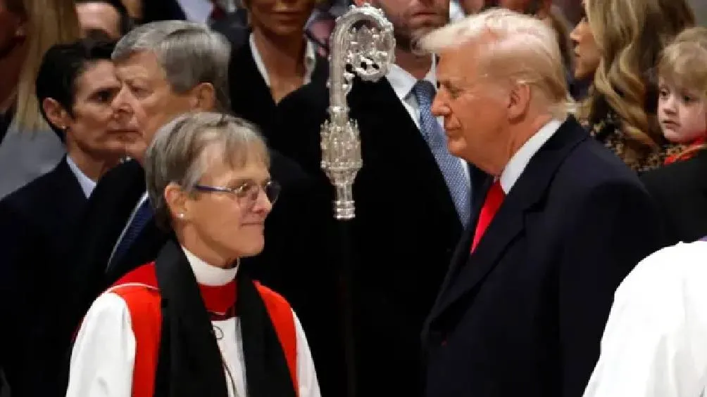 En su discurso, Budde criticó los decretos de Trump que afectan a la comunidad LGBTIQ y a los migrantes, instándolo a mostrar compasión y destacando el "miedo" que existe en el país. | AP