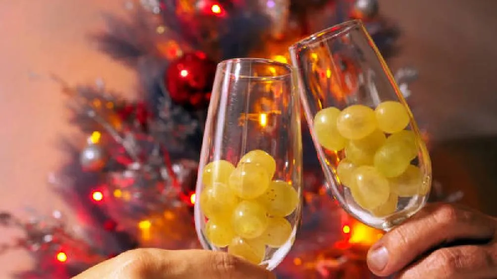 La tradición de las 12 uvas consiste en comer una uva con cada campanada de medianoche. | Pixabay