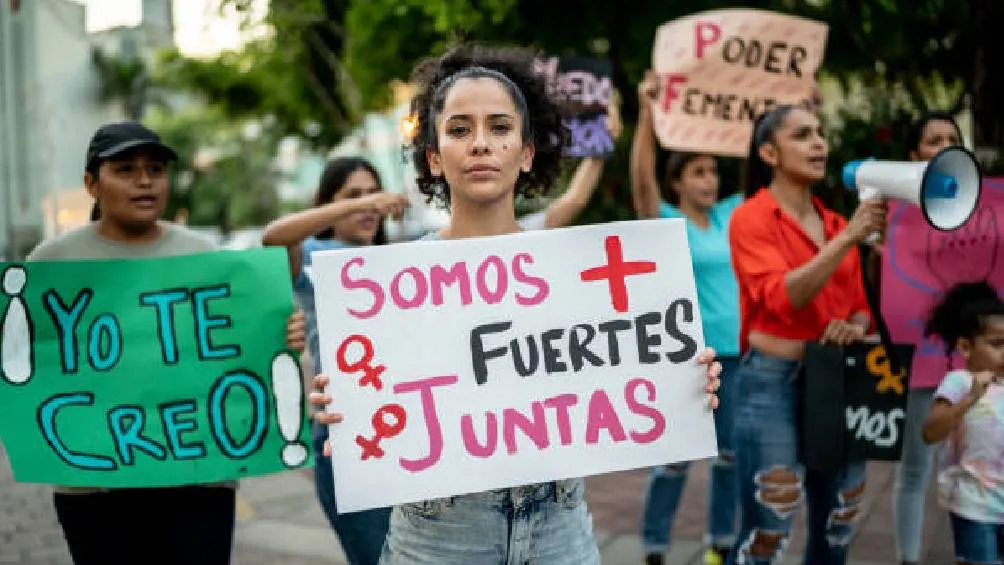 Al llegar al Zócalo, se llevan a cabo presentaciones artísticas, se comparte información sobre acciones futuras en defensa de los derechos de las mujeres. / Pixabay