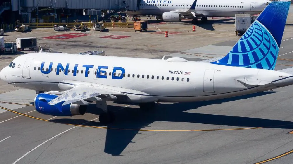Un vuelo de United Airlines con destino a Nueva York fue evacuado de forma urgente antes de despegar. |@Emergenza24