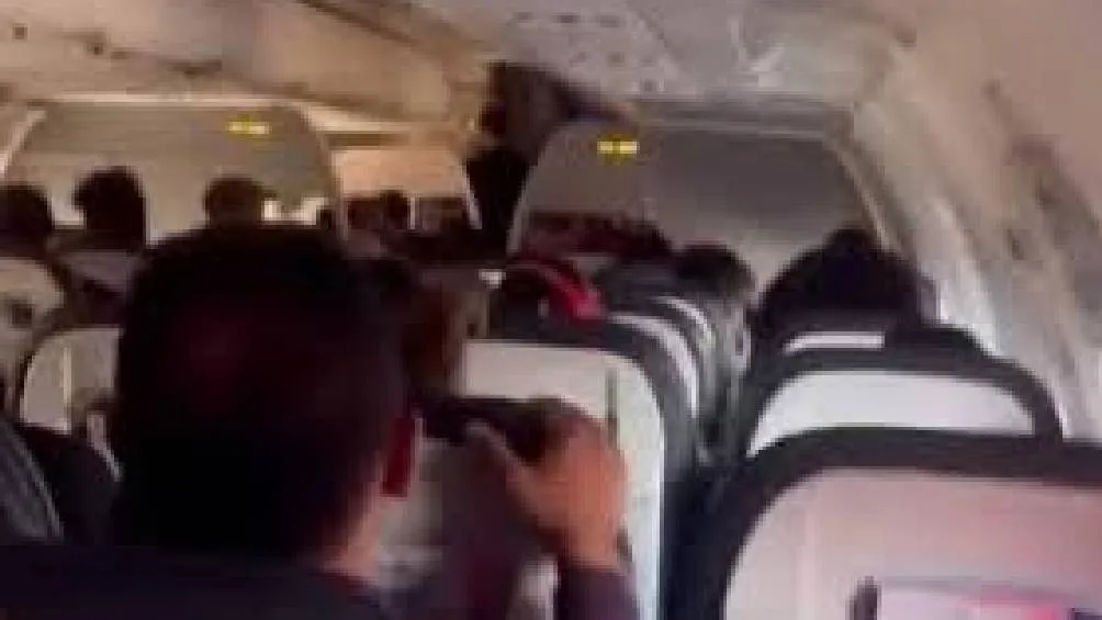 Los pasajeros de un vuelo fueron llevados en autobuses de regreso a la terminal. | Captura de pantalla