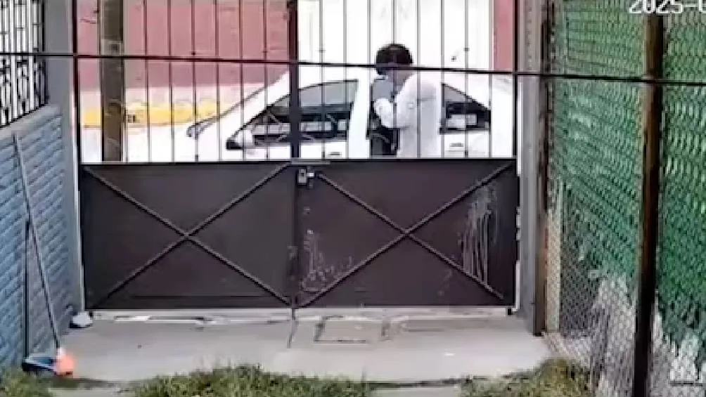 La pareja, de 21 y 18 años de edad, se enfrenta a cargos por homicidio en grado de tentativa. / Captura de pantalla