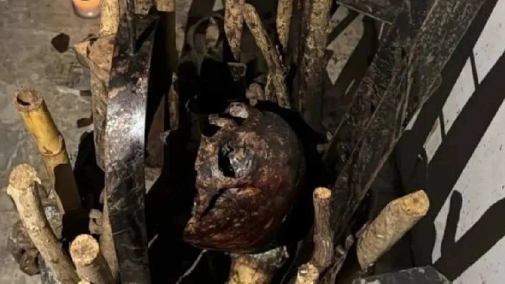 La Fiscalía Anticorrupción de Morelos descubrió tres cráneos humanos, restos óseos y un altar con figuras de barro, crucifijos y machetes en la casa de Dionicio Álvarez Anonale. / RS