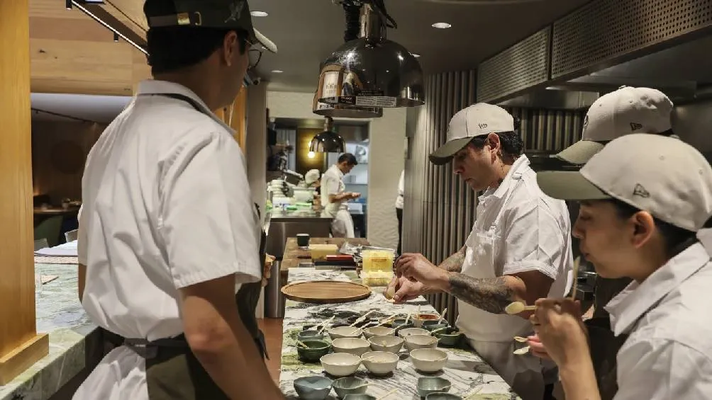 Quintonil destaca por su respeto a la biodiversidad y la herencia culinaria de México. / AP