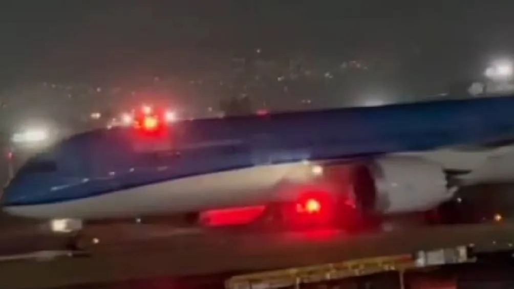 Hoy jueves 13 de marzo de 2025, un avión de KLM que venía de Ámsterdam realizó un aterrizaje de emergencia. / X