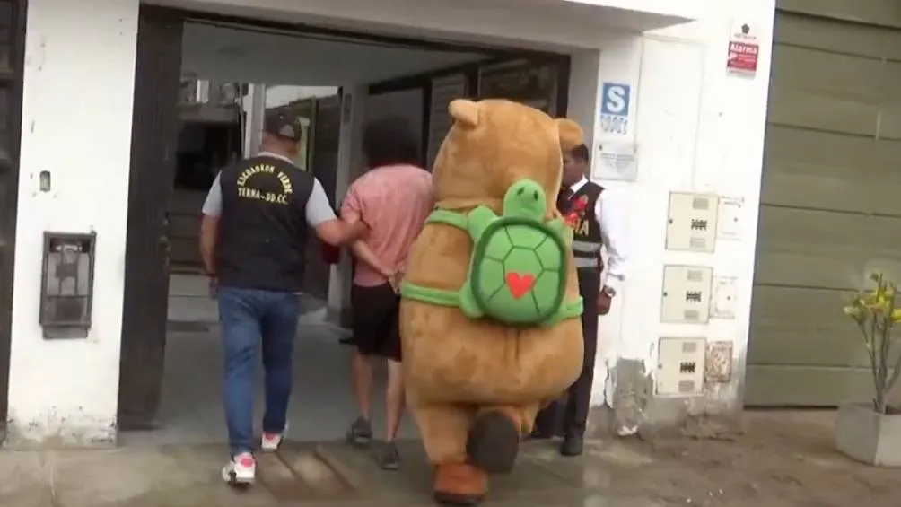 Un agente de la Policía Nacional de Perú se disfrazó de capibara para atrapar a un microtraficante de drogas en Lima. / RS