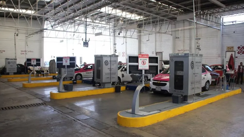 En la Ciudad de México, los vehículos deben someterse a la verificación vehicular de acuerdo con el color del Engomado de Circulación o el último dígito de las placas.| SEDEMA