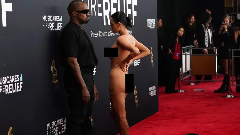 La modelo Bianca se dio la vuelta frente a las cámaras, dejando caer su saco negro y revelando un vestido transparente. | AP