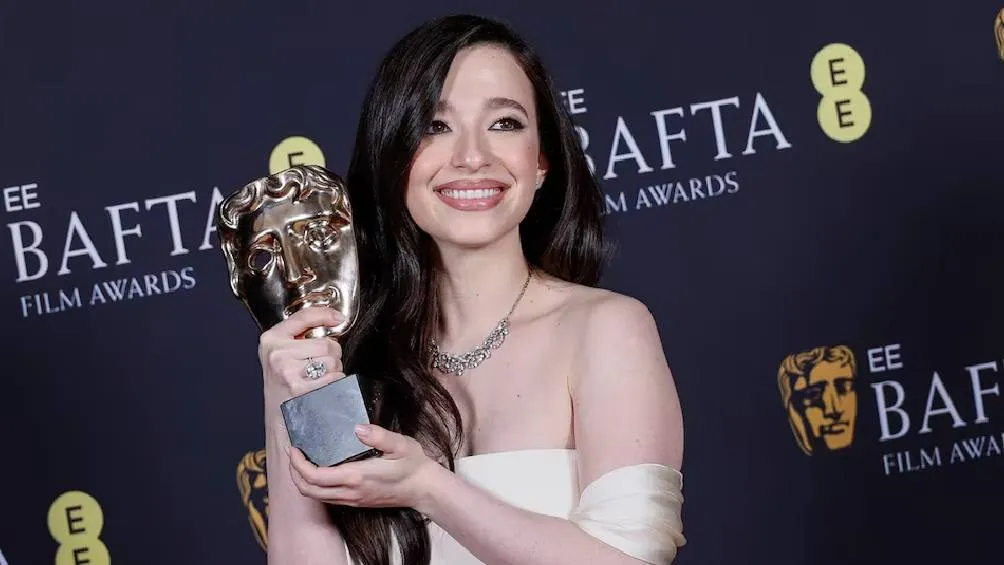 Mikey Madison se galardona como mejor actriz principal por la película &quot;Anora&quot;. / AP