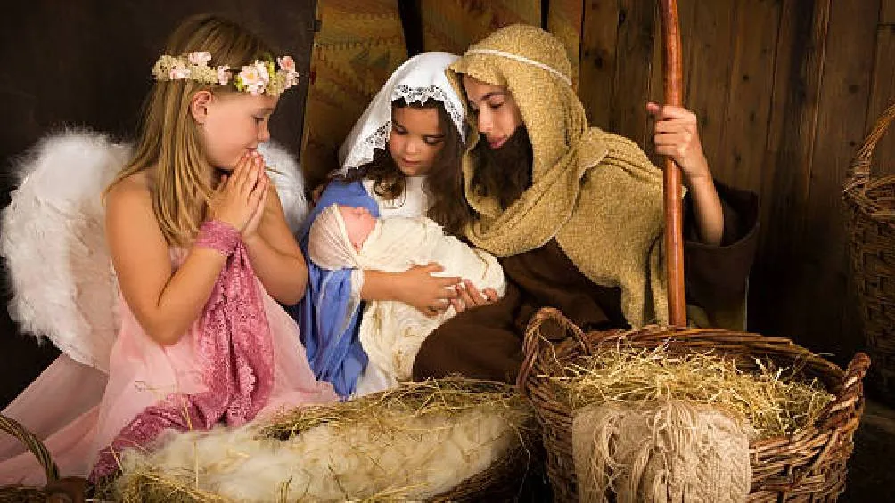 Las tradiciones de la celebración del Niño Dios incluyen vestir al Niño con atuendos especiales y crear un altar decorado./ Pixabay
