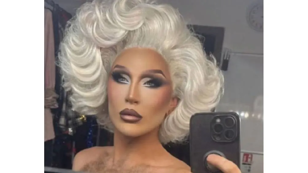 se convirtió en la primera embajadora de 'RuPaul's Drag Race' IG @thevivienne_