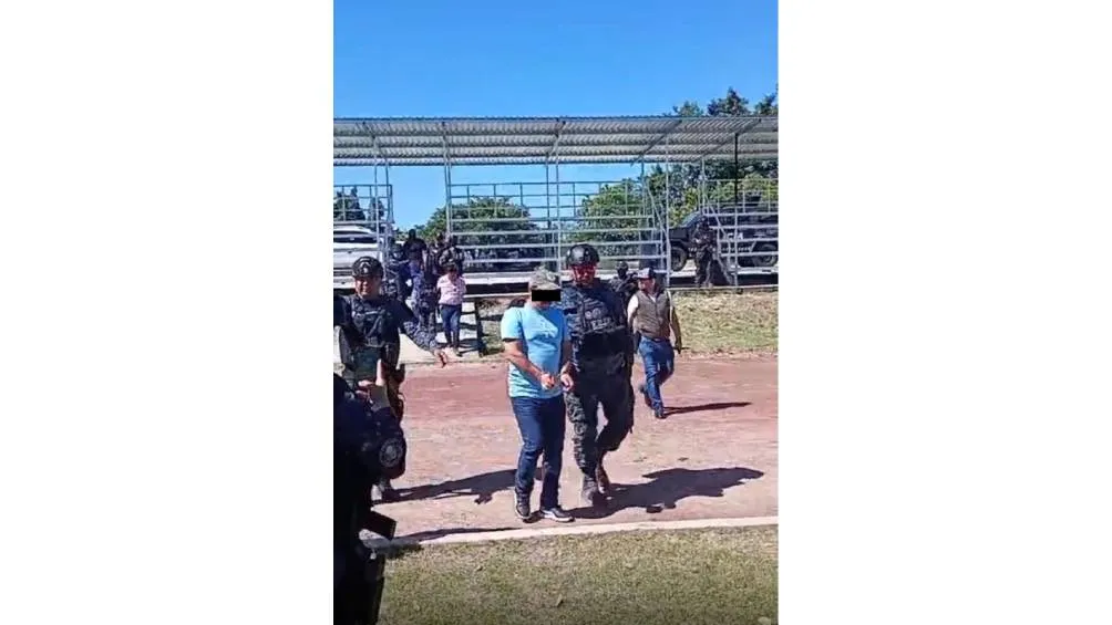 En la imagen se observa a José Antonio “N” siendo custodiado por los agentes. | FGE