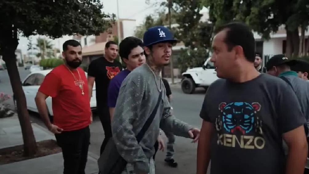 En redes sociales, circulan imágenes del cantante de "Pacas de billetes" junto a Cristian Cervantes Elizalde, apodado 'El Viejo Lobo' o 'La Negra'.| Captura de pantalla.