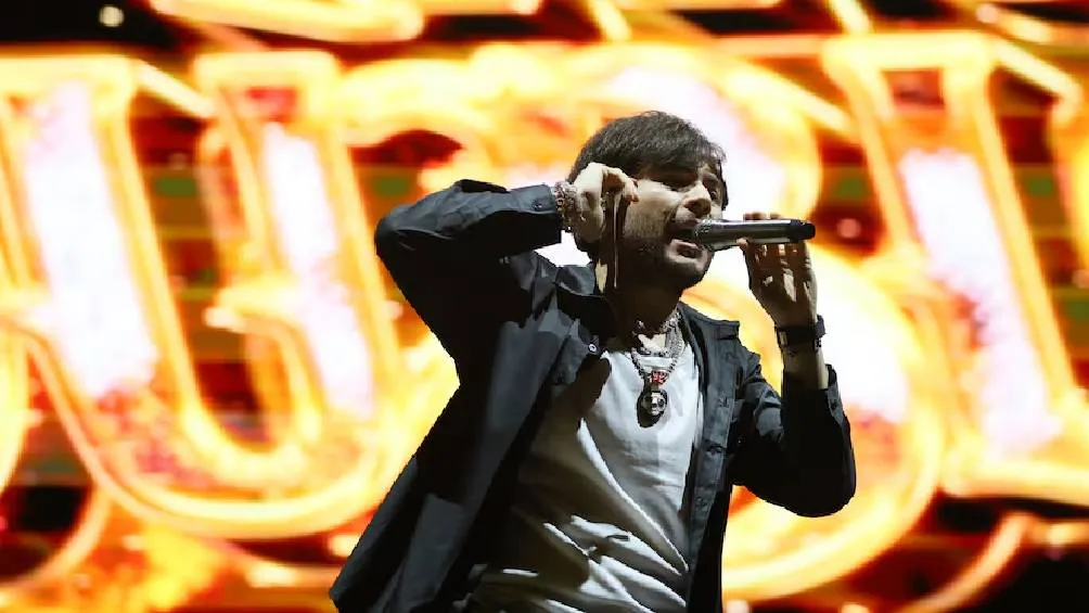 Las autoridades de Chihuahua multaron a Tito Double P por interpretar narcocorridos, los cuales son vistos como una apología al delito.| AP